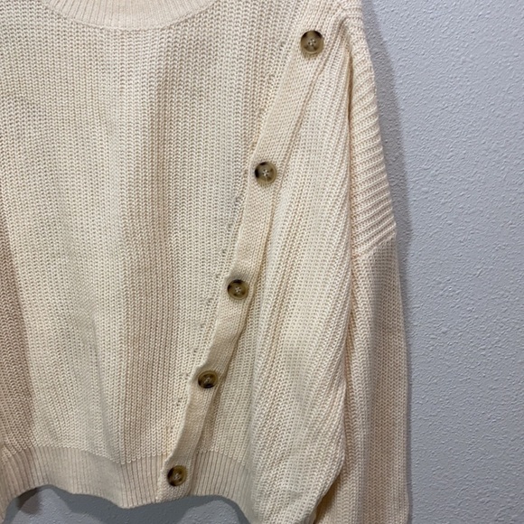 Ellison asymmetric button sweater cream - Picture 2 of 8